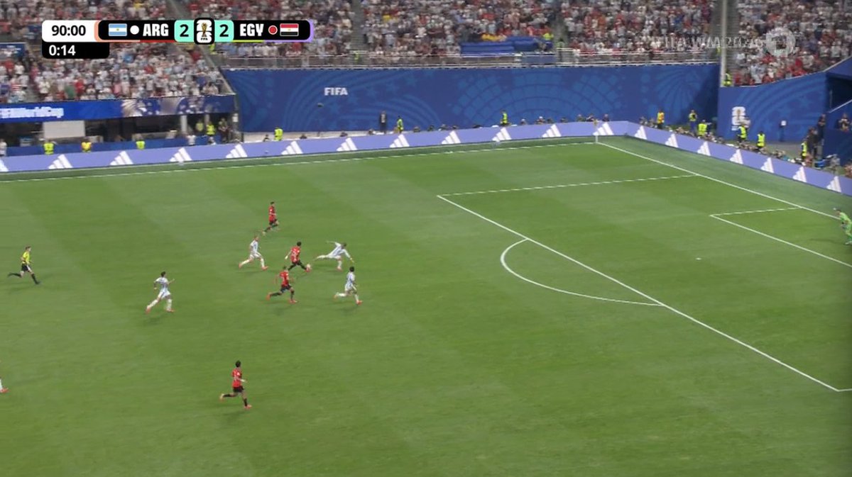 TouchlineX's tweet photo. 📸 - THIS TACKLE IS UNBELIEVABLE !!!!!!!!!!!!!!!!!!! https://t.co/7GgKdR8NJ0