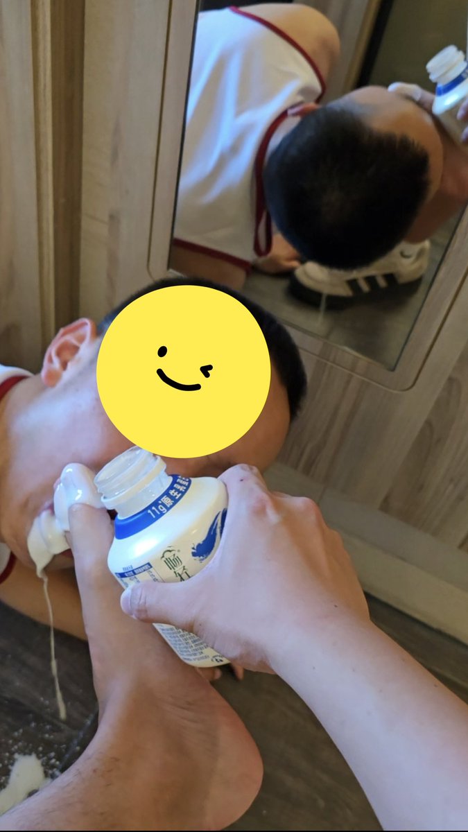 zhaozhaoby's tweet photo. 傻逼酸奶不倒脚上根本喝不下 #舔脚 #足控 #吸脚趾  #光脚 #舔脚服侍 #脚喂食 #深喉 #舔脚奴 #脚奴 #恋足 #踩脸 #踩头 #白袜 https://t.co/cUZHBinuVv