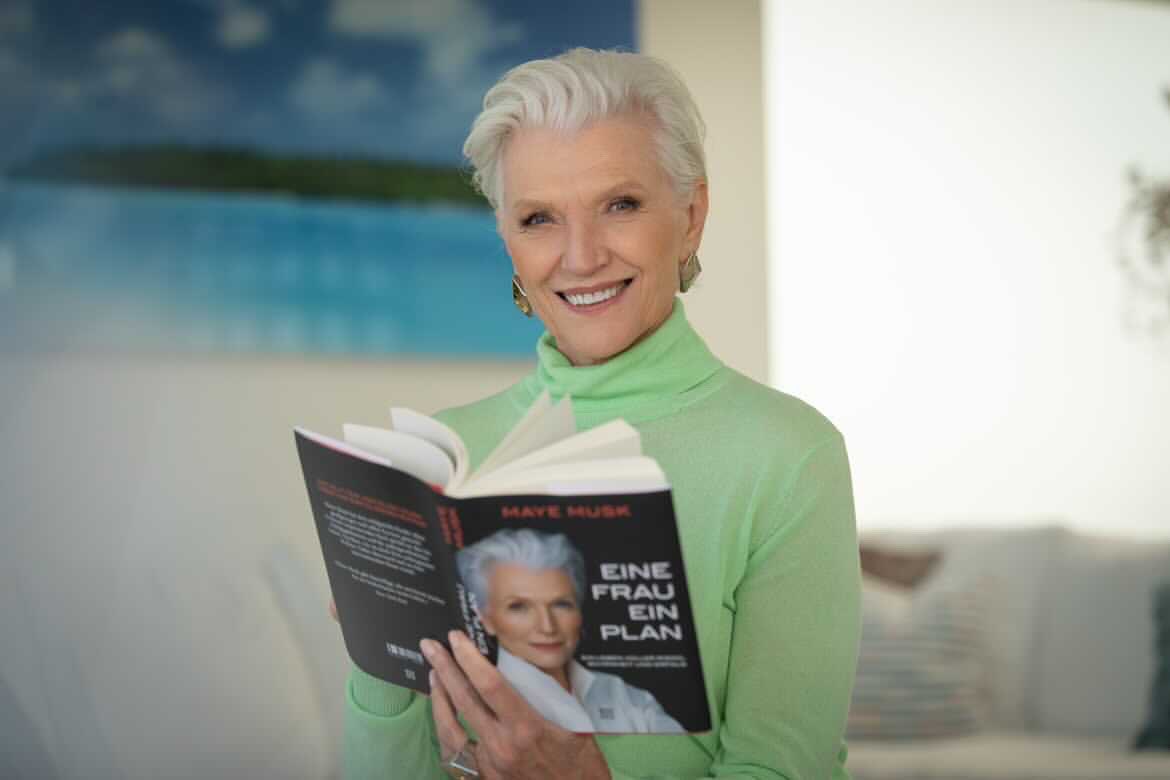 mayemusk's tweet photo. Thinking back on this photo for @RTL_com that we carefully shot in an empty home during Covid lockdown. Crazy and weird times. 
Photo: Frank Fastner Publisher: Benevento for Germany, Switzerland and Austria.
#EineFrauEinPlan 📖 
#Esisttoll78zusein 💪💃 https://t.co/fK7GZOsHWq