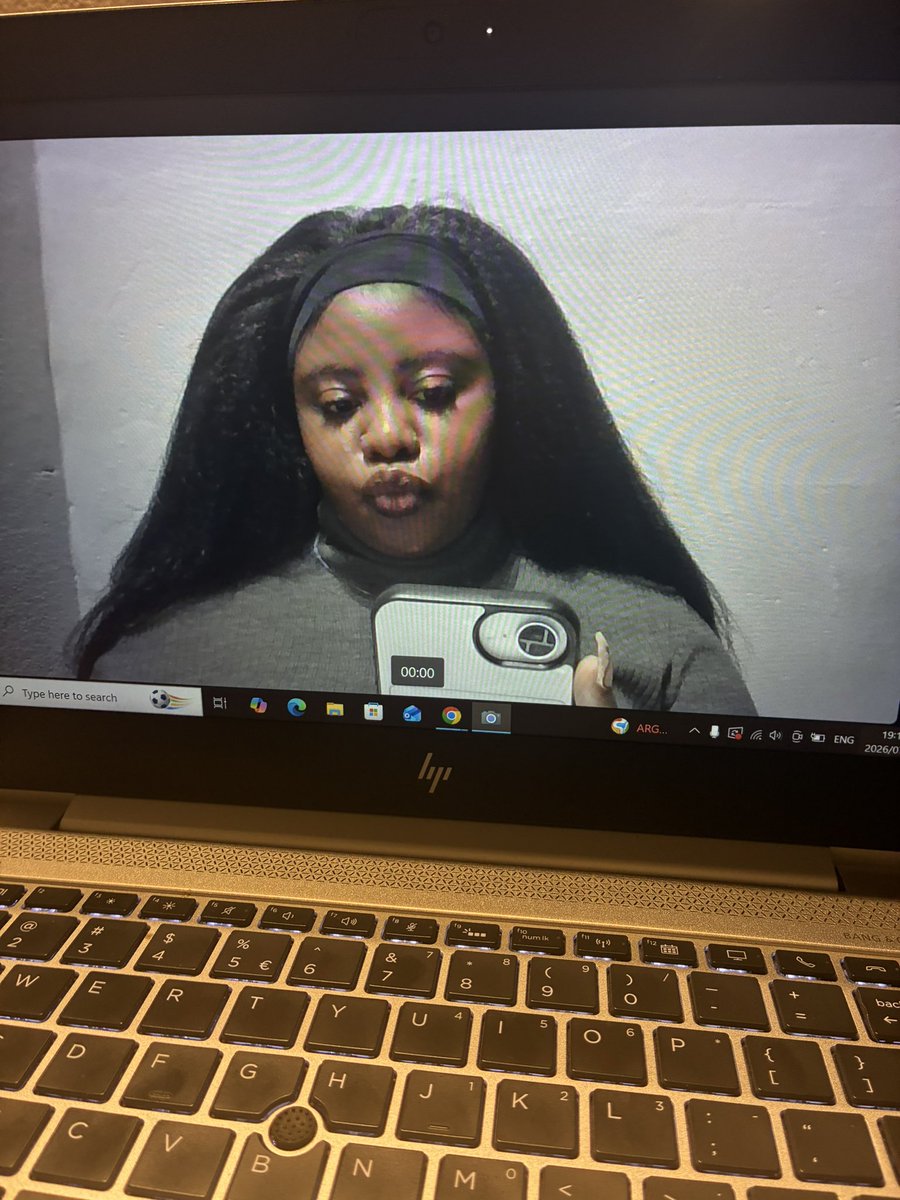 __princess_tee's tweet photo. While I wait💻 📸 https://t.co/taErAb2Ad3