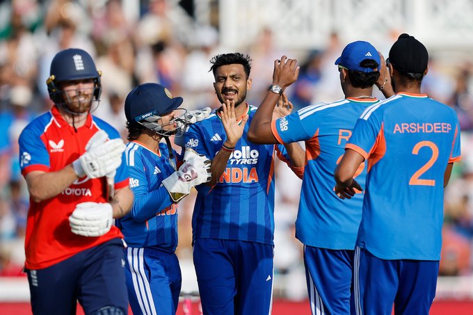 Axar Patel joins the wicket taking party 👏  Gets the big wicket of Phil Salt, who departs after scoring 70 runs.