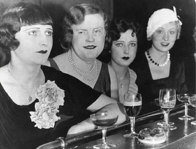 mahcherrys's tweet photo. Antigamente não tinha essas coisas"

Travestis em 1929, na Alemanha: https://t.co/oIe7ZRsm8P