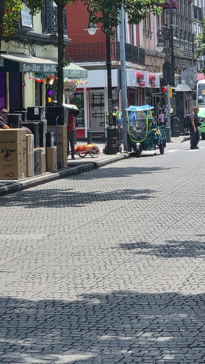 JRML77's tweet photo. Buen dia donde puedo sacar permiso para tener todo el dia estacionados vehículos eléctricos en calles principales del centro #cdmx 
@ach_CDMX https://t.co/M0HkIqUMlV