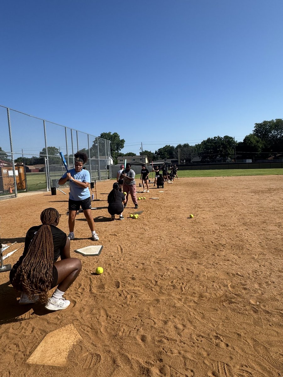 LadySkeeterSB's tweet photo. These 🦟 ‘s were on fire today for skill work! Proud of the commitment and work that’s being put in! #USVSUS #4sUP #WISLTRSFI https://t.co/wtIT11vzOE