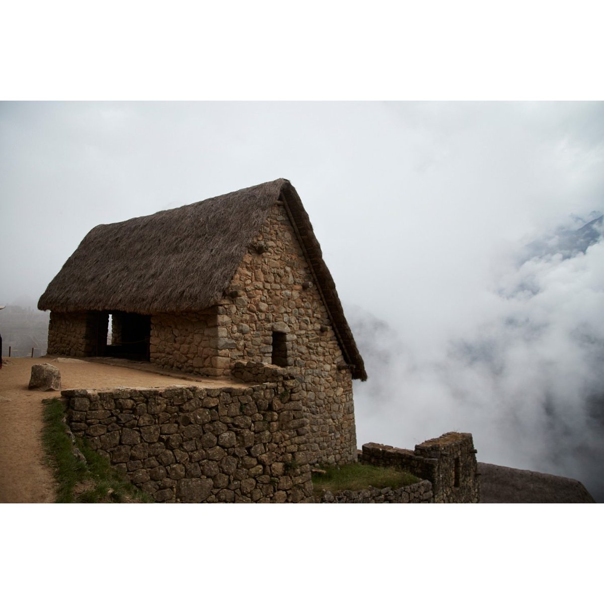 PInvoluntario's tweet photo. La piedra monumental encaja a la perfección sobre la cresta de la montaña mientras la neblina ensaya su retirada entre las terrazas agrícolas. Un instante que guarda la destreza de los antiguos constructores, suspendido entre los picos verdes y el cielo. ⛰️☁️ #Atemporal #Andes https://t.co/nTmKL8PEZ4