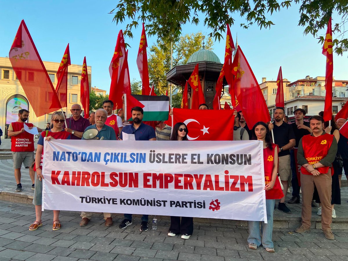 bursatkp's tweet photo. Bu akşam Şehreküstü meydanındaydık. 
Dünya emekçilerinin katili NATO’ya karşı emekçi halkımızla birlikte bildirimizi okuduk , Anti-Emperyalist sloganlarımızı attık.

 EMPERYALİSTLER İŞBİRLİKÇİLER KORKUN TKP GÖREV BAŞINDA! https://t.co/3Lj7keOPSs