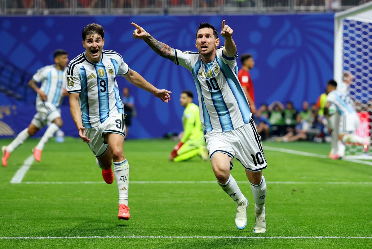 trtspor's tweet photo. 👑 FUTBOLUN ZİRVESİNDE TEK BAŞINA: LIONEL MESSI!

TARİHE GEÇEN BİR GECE, TARİHE GEÇEN BİR EFSANE... 🐐

⚽ BU DÜNYA KUPASI'NDAKİ 8. GOLÜ
🏆 DÜNYA KUPASI TARİHİNDEKİ 21. GOLÜ
👀 ÜST ÜSTE 9 DÜNYA KUPASI MAÇINDA GOL ATTI
📈 PROFESYONEL KARİYERİNDEKİ 919. GOLÜ

🔥 LIONEL MESSI, DÜNYA KUPASI TARİHİNDE HEM EN ÇOK GOL ATAN HEM DE EN ÇOK ASİST YAPAN FUTBOLCU OLARAK ADINI BİR KEZ DAHA ALTIN HARFLERLE YAZDIRDI.

#DünyaKupasıTRTde | #FIFAWorldCup