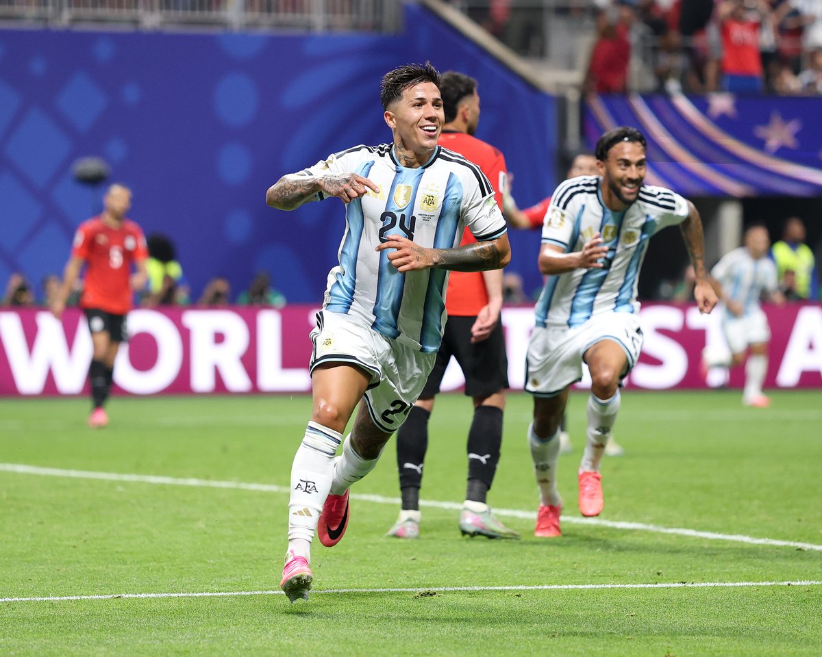 GoalJP_Official's tweet photo. 🇦🇷 アルゼンチンが衝撃の逆転劇でベスト8！🇪🇬

イブラヒム＆ジコのゴール、GK ショベイルの好セーブにも阻まれ、終盤まで2点ビハインドのアルゼンチン。

しかし、ロメロとメッシ、エンソ・フェルナンデスのゴールで一気に逆転！激闘を制した前回王者が準々決勝進出！

アルゼンチン 3-2 エジプト https://t.co/6LTqz2KKFu