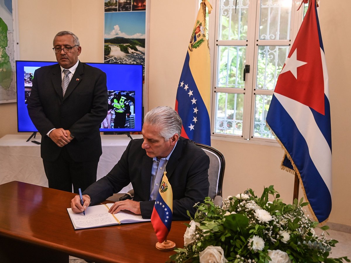 JuventudRebelde's tweet photo. #Cuba🇨🇺 Presidente @DiazCanelB firmó el libro de condolencias por las víctimas de los terremotos en #Venezuela y reafirma la solidaridad de #Cuba con el pueblo hermano

Los detalles ⬇️
👉 https://t.co/SYlbTIbZxt https://t.co/Cm7o1RxUsm
