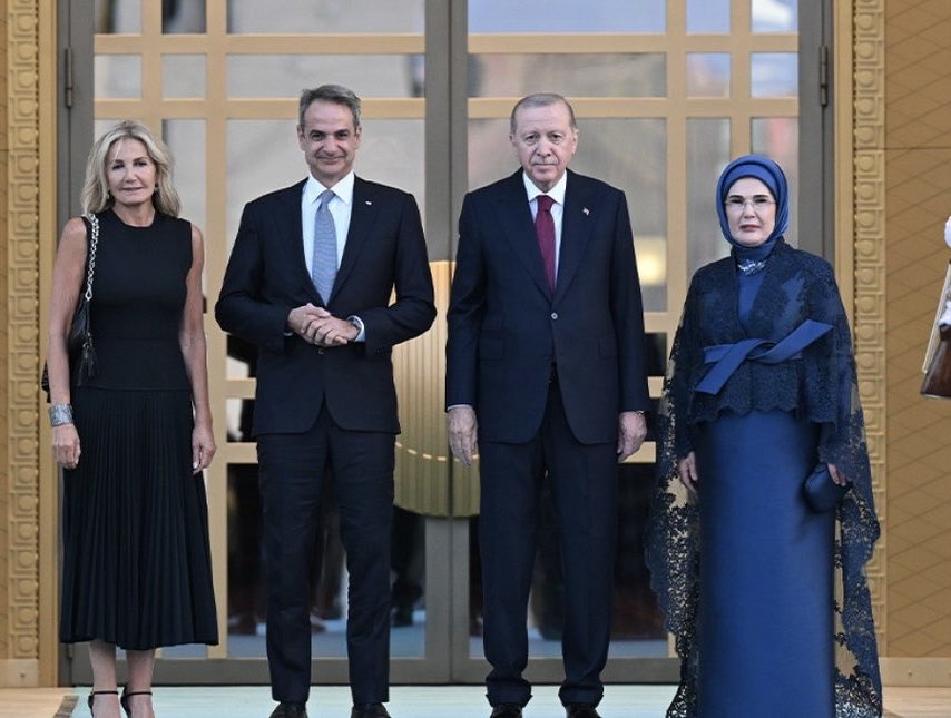 LOLOFLAERA's tweet photo. Σε επίσημο δείπνο, στην προεδρική κατοικία του ζεύγους Ερντογάν, ΔΕΝ φοράς ΠΟΤΕ αμάνικο φόρεμα! 
Μανίκια ή τουλάχιστον εσάρπα για να καλύπτονται οι ώμοι είναι ότι ορίζει το πρωτόκολλο σε ένδειξη σεβασμού της ισλαμικής κουλτούρας των οικοδεσποτών.
Κρεμαστό τσαντάκι δεν σχολιάζω… https://t.co/NVb6W55XiC