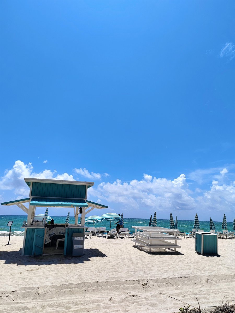 TransitaireBis1's tweet photo. Every time I come to the beach, I feel super relaxed https://t.co/Q1fO79cLIj