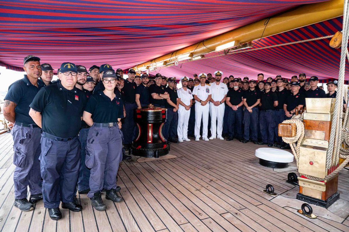 ItalianNavy's tweet photo. #NewYork #NaveVespucci 
Il #CSMM Amm. Giuseppe Berutti Bergotto all’equipaggio: “Dopo l’incontro di Genova, ritrovarsi oggi a #NewYork rappresenta molto più di una tappa del viaggio: è la conferma di un percorso condiviso, fatto di impegno, professionalità e spirito di squadra.
Ogni traguardo raggiunto da Nave Vespucci è il risultato del vostro lavoro quotidiano che, con competenza e dedizione, trasforma il valore del singolo nella forza dell’equipaggio.
Perché è nel lavoro di squadra che la Marina trova la sua energia più autentica e la sua capacità di affrontare ogni sfida, in mare e nel mondo”.

E poi agli allievi della Prima Classe dell’Accademia Navale: “Per voi questa esperienza rappresenta sia un’ineguagliabile sfida personale sia una straordinaria occasione di confronto con l’arte marinaresca e con la dimensione internazionale della Marina”.

Infine, al Comandante: “Le rinnovo la necessità di continuare a investire sulle persone, valorizzare il contributo di ogni marinaio e rafforzare quello spirito di equipaggio che rende Nave Vespucci ambasciatrice dell’Italia e della cultura del mare nel mondo.”

#ItalianNavy
#IlGrandeEquipaggio