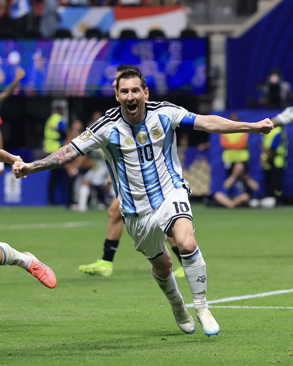 LaureusSport's tweet photo. 𝗔𝗹𝗹 𝘁𝗵𝗲 𝗲𝗺𝗼𝘁𝗶𝗼𝗻𝘀 🇦🇷 

Lionel Messi - Laureus Award winner 

#FIFAWorldCup | #SportUnitesUs https://t.co/xYPLWC7CWZ