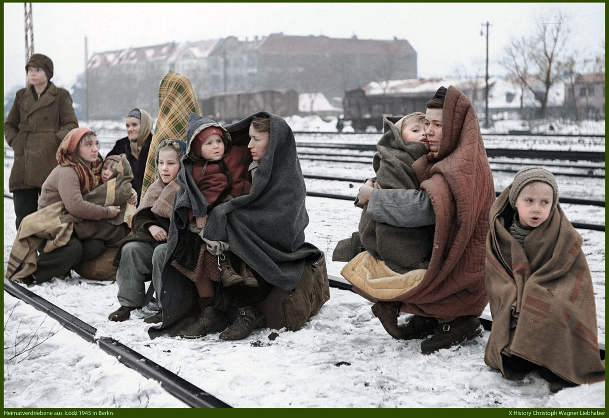 wagn36507's tweet photo. Heimat verloren, das Leben gelassen: 
Das unvergessene Leid unserer ostdeutschen Landsleute  🇩🇪 🕯️

Nach 1945 durchlitt unser Volk die größte und grausamste Zwangsmigration der Menschheitsgeschichte. Über 12 Millionen Deutsche wurden brutal aus ihrer jahrhundertealten Heimat im Osten vertrieben. 𝘜𝘯𝘷𝘦𝘳𝘨𝘦𝘴𝘴𝘦𝘯𝘦𝘴 𝘖𝘴𝘵𝘱𝘳𝘦𝘶ß𝘦𝘯, 𝘗𝘰𝘮𝘮𝘦𝘳𝘯, 𝘚𝘤𝘩𝘭𝘦𝘴𝘪𝘦𝘯, 𝘚𝘶𝘥𝘦𝘵𝘦𝘯𝘭𝘢𝘯𝘥 – geraubt, zerrissen, aber für immer im Herzen eingebrannt.

Dieses Foto vom 14. Dezember 1945 in Berlin zeigt das ungeschminkte, nackte Elend: Deutsche Mütter und Kinder aus Łódź, schutzlos dem eisigen Winter ausgeliefert. 

Die unerträgliche Tragik dieses Moments: Das unschuldige Kleinkind auf der rechten Seite 𝘦𝘳𝘧𝘳𝘰𝘳 𝘦𝘭𝘦𝘯𝘥𝘪𝘨 𝘪𝘮 𝘚𝘤𝘩𝘯𝘦𝘦, 𝘯𝘰𝘤𝘩 𝘸ä𝘩𝘳𝘦𝘯𝘥 𝘥𝘦𝘳 𝘍𝘰𝘵𝘰𝘨𝘳𝘢𝘧 𝘥𝘪𝘦 𝘒𝘢𝘮𝘦𝘳𝘢 𝘩𝘪𝘦𝘭𝘵. 🥹

Weit über eine Million unserer Ahnen bezahlten diesen unbarmherzigen Todesmarsch mit dem Leben.

𝘐𝘩𝘳 𝘓𝘦𝘪𝘥 𝘪𝘴𝘵 𝘶𝘯𝘴𝘦𝘳 𝘌𝘳𝘣𝘦. 𝘞𝘦𝘳 𝘥𝘪𝘦 𝘈𝘶𝘨𝘦𝘯 𝘷𝘰𝘳 𝘥𝘦𝘮 𝘚𝘤𝘩𝘪𝘤𝘬𝘴𝘢𝘭 𝘥𝘦𝘴 𝘦𝘪𝘨𝘦𝘯𝘦𝘯 𝘝𝘰𝘭𝘬𝘦𝘴 𝘷𝘦𝘳𝘴𝘤𝘩𝘭𝘪𝘦ß𝘵, 𝘷𝘦𝘳𝘭𝘪𝘦𝘳𝘵 𝘴𝘦𝘪𝘯𝘦 𝘐𝘥𝘦𝘯𝘵𝘪𝘵ä𝘵. 𝘞𝘪𝘳 𝘷𝘦𝘳𝘨𝘦𝘴𝘴𝘦𝘯 𝘦𝘶𝘤𝘩 𝘯𝘪𝘤𝘩𝘵! 𝘜𝘯𝘷𝘦𝘳𝘨𝘦𝘴𝘴𝘦𝘯𝘦 𝘥𝘦𝘶𝘵𝘴𝘤𝘩𝘦 𝘏𝘦𝘪𝘮𝘢𝘵. 𝘜𝘯𝘷𝘦𝘳𝘨𝘦𝘴𝘴𝘦𝘯𝘦𝘴 𝘖𝘱𝘧𝘦𝘳. 🙏

#Heimat #Vertreibung #Ostdeutschland #Gedenken #DeutscheGeschichte