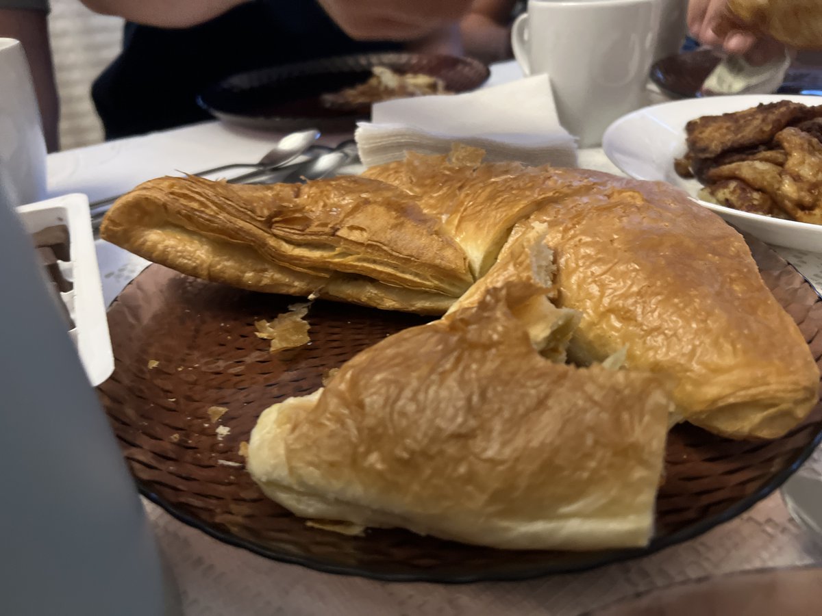 AlexRyshow's tweet photo. Вчера после разбора вкушали такие драники. Прошли, кстати, богословский экватор – Иов.19. Дописал книгу по Неемии, сейчас буду, помимо прочего, подтягивать сборник эссе по книге Иова. https://t.co/GvKdjtCu4A