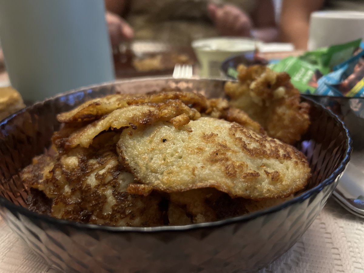 AlexRyshow's tweet photo. Вчера после разбора вкушали такие драники. Прошли, кстати, богословский экватор – Иов.19. Дописал книгу по Неемии, сейчас буду, помимо прочего, подтягивать сборник эссе по книге Иова. https://t.co/GvKdjtCu4A