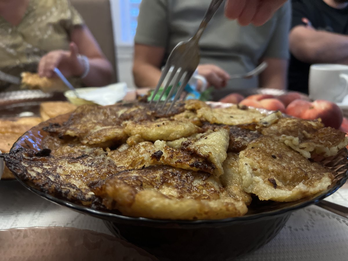 AlexRyshow's tweet photo. Вчера после разбора вкушали такие драники. Прошли, кстати, богословский экватор – Иов.19. Дописал книгу по Неемии, сейчас буду, помимо прочего, подтягивать сборник эссе по книге Иова. https://t.co/GvKdjtCu4A