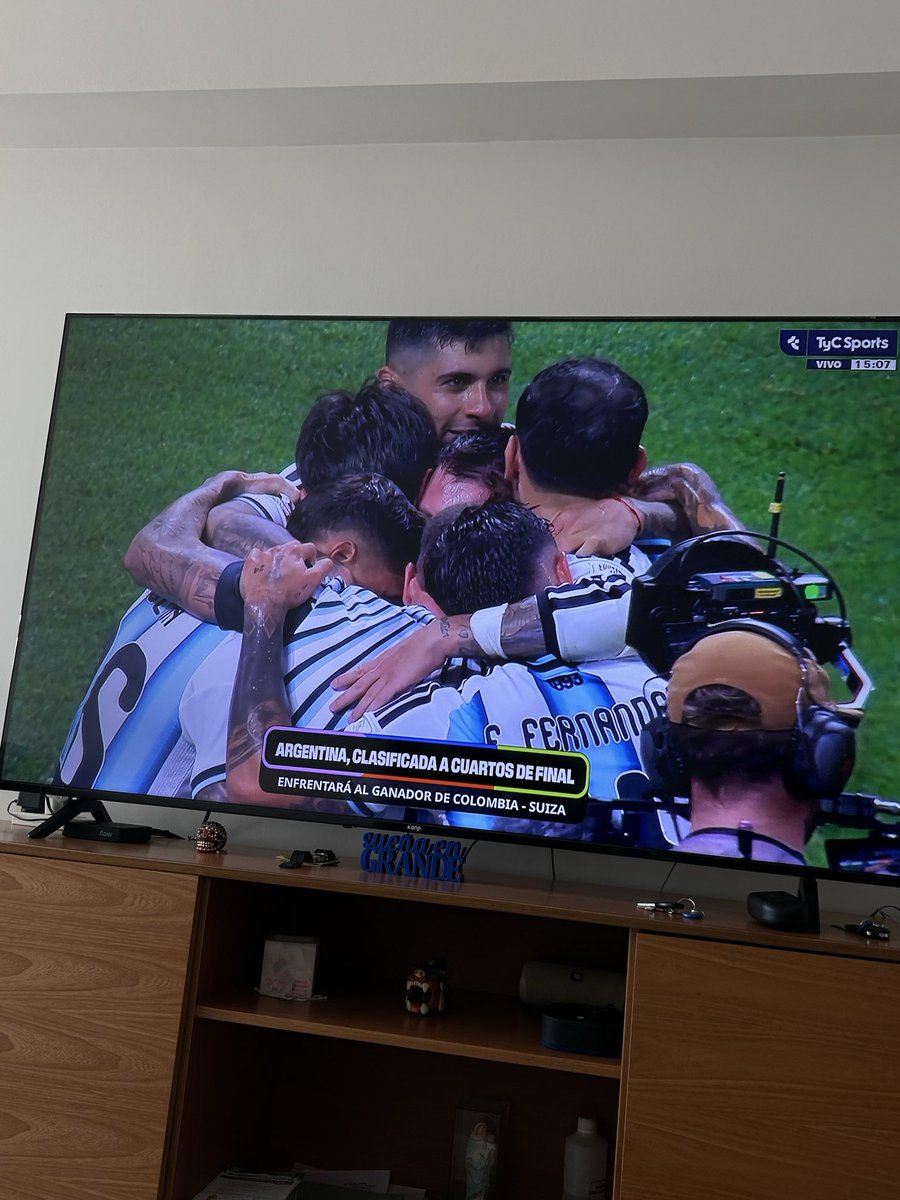 thisisemtrying8's tweet photo. messi llorandon y al segundo fueron todos a abrazarlo. LA SCALONETA ES FAMILIA, por eso no se compara con ningún otra selección. https://t.co/6tviRTnDD2