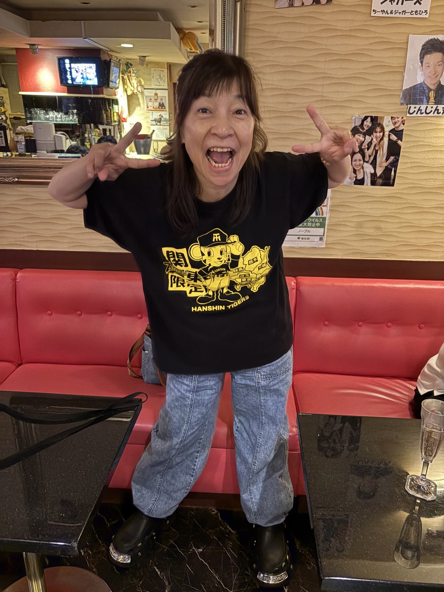 melmo515's tweet photo. 御大からの誕プレ堪能DAY

#ラーメン大戦争水道橋店　にて
先ずは腹ごしらえ　
なんでこんなに美味しいの？❤️❤️

からの　伝統の一戦　東京ドーム
（私　どっちファン？　）
阪神ベンチ上二列目　奇跡の席✨

試合終了後はノーブルママ　

からの。。。

まさかの　赤坂で
かずちゃんと麗央奈　逢えたーー‼️‼️

なに？　今日　なにーーっ😍😍

最高ぢゃーーーーん‼️