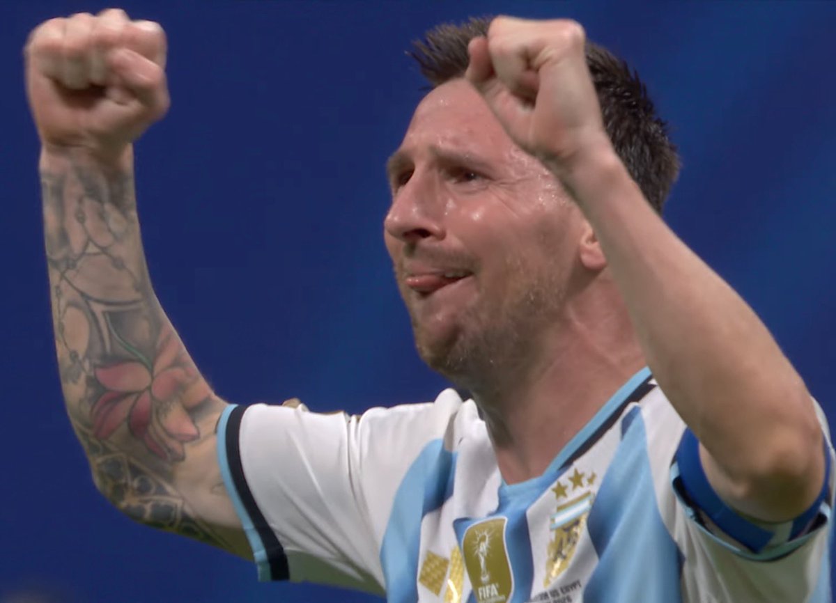 oficialsincerao's tweet photo. Messi se desmontando em choro após a virada histórica pra cima do Egito.

Ele se recusa deixar o tempo vencê-lo. 39 anos e artilheiro da Copa do Mundo 2026.

O GOAT 🐐 https://t.co/CMHZ7hy3Cq