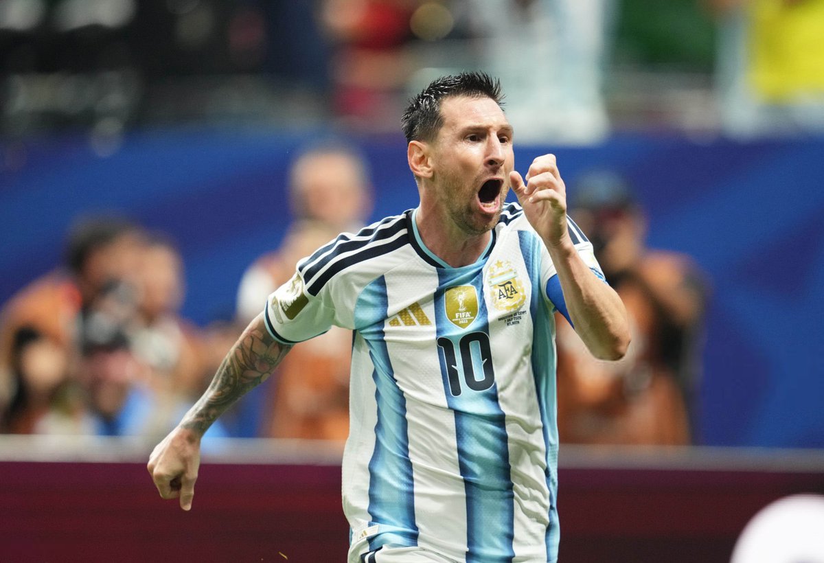 FaktaSepakbola's tweet photo. 39 tahun, tapi nama Lionel Messi masih terus muncul di papan skor. Gol ke gawang Mesir membuatnya kini mencetak gol dalam 9 laga Piala Dunia secara beruntun. Gila, konsistensi seperti ini rasanya sulit dipercaya.

THE GREATEST OF ALL TIME! 🐐🇦🇷

#FIFAWorldCup https://t.co/V6jDCXzpCP