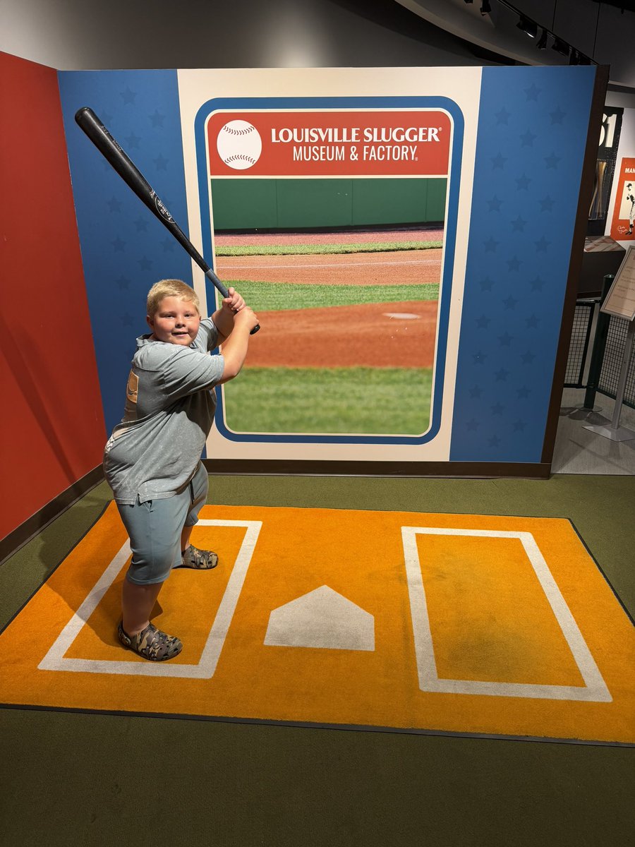 40_twostep's tweet photo. We had a fun visit back to the Midwest.  Louisville Slugger was a blast and Kentucky got to hold a @Colt_emerson  bat that was in production and an @11EdgarMartinez bat from the vault. See ya in August Seattle. Go M’s!
Hey @AngieMentink @heygoldy https://t.co/26VoF1oEBI