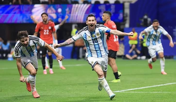 TTendenciaX's tweet photo. "Argentina":
Porque la Selección le ganó 3-2 a Egipto en el Mundial. Con goles de Messi, Cuti Romero y Enzo Fernández. https://t.co/j3Vn6zDAhA