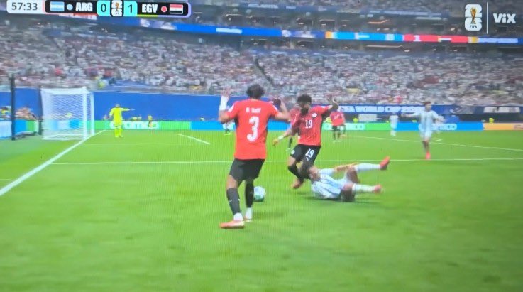 __ElBicho7's tweet photo. Esta sí se revisó     //      ESTA NO

Otro mundial manchado. https://t.co/CnxCBFJkYs