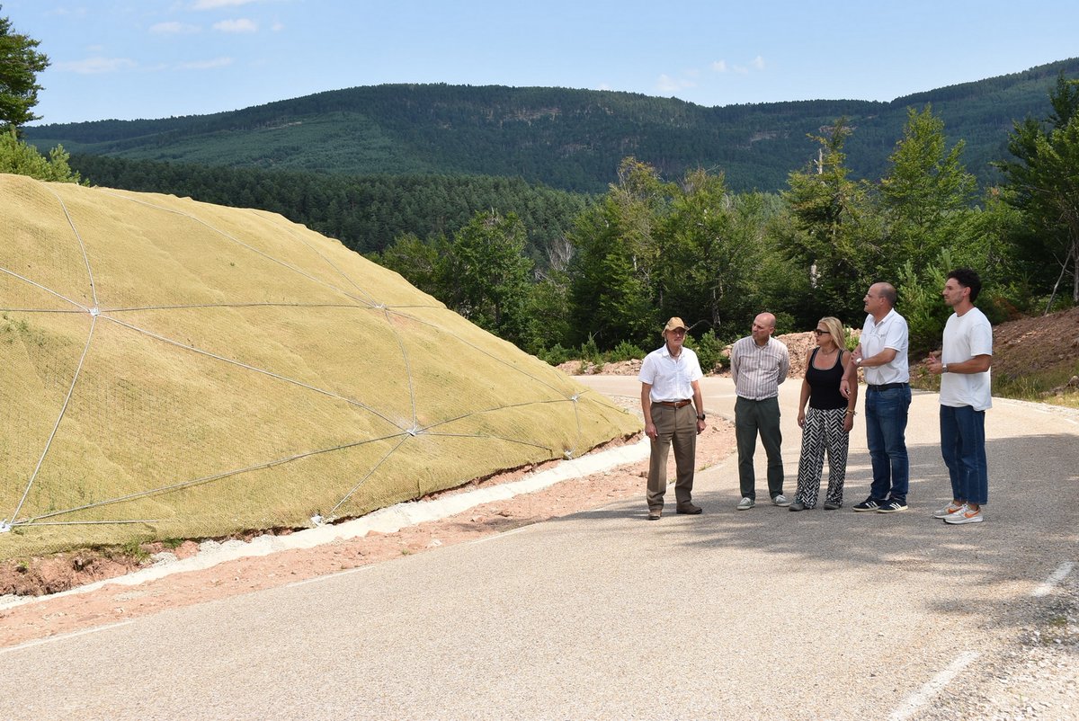 jcyl's tweet photo. 🌄Finalizan las obras en el acceso al aparcamiento de la Laguna Negra de #Soria

@jcyl ha invertido más de 95.000 euros en la estabilización de un talud para evitar situaciones de peligro en la calzada por desprendimientos

https://t.co/QUEp0c42zR https://t.co/OhClRC1QWv