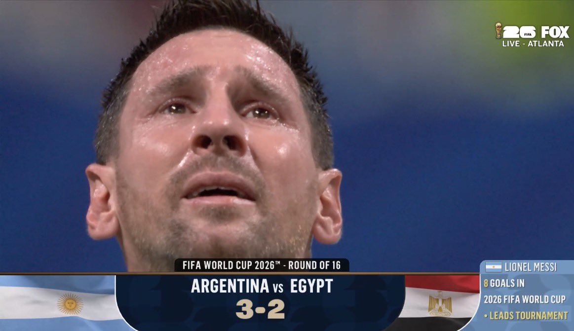DrZamzami's tweet photo. حتى ميسي 🇦🇷 مش مصدق نفسه أنهم فازوا على مصر 🇪🇬 
بس في حاجه استغربتها 
ليش الحكم عاد لل VAR و ألغى هدف مصر الثاني لكنه رفض ان يعود اليه مره ثانيه ليتأكد ان محمد صلاح كان يستحق ضربة جزاء ..؟! https://t.co/ZPwBkVjGJv