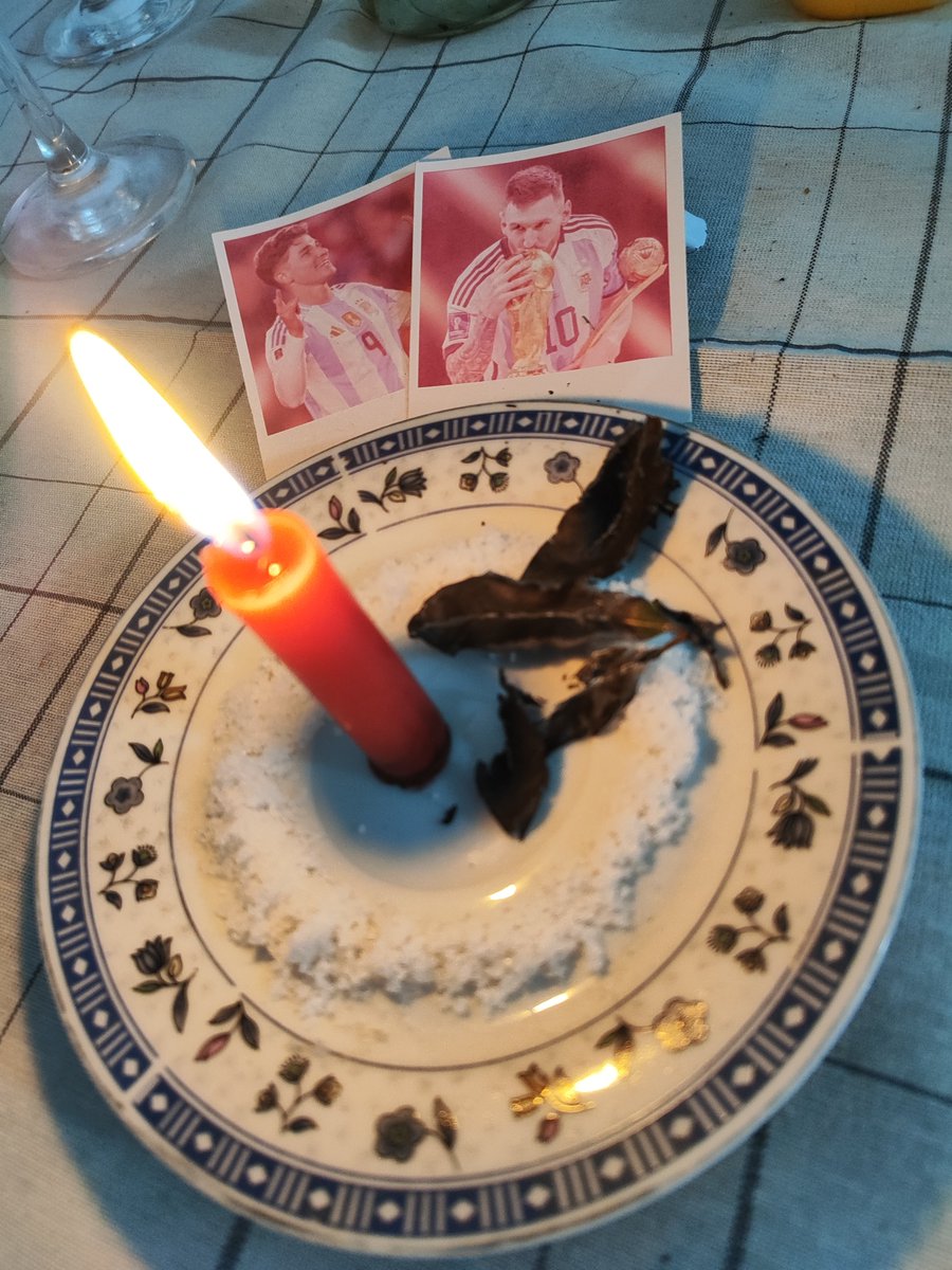 MatiusAlvarezOK's tweet photo. Vela roja, fuego, circulo de protección con sal, 3 Laureles 1 x vez y sobre todo mucha INTENCIÓN  VAMOS  ARGENTINA !!! #labrujineta https://t.co/kxKz0Cujzz