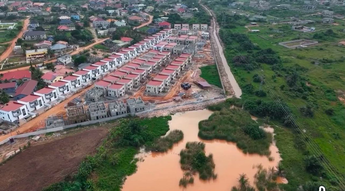 Emmanuelatta101's tweet photo. How can people be this wicked..?
Demolish all what is on the water way..
Demolish it, Surcharge them to dredge all the filling materials..

You fill a water way like this..?

@JDMahama https://t.co/uL4lWmCzwy