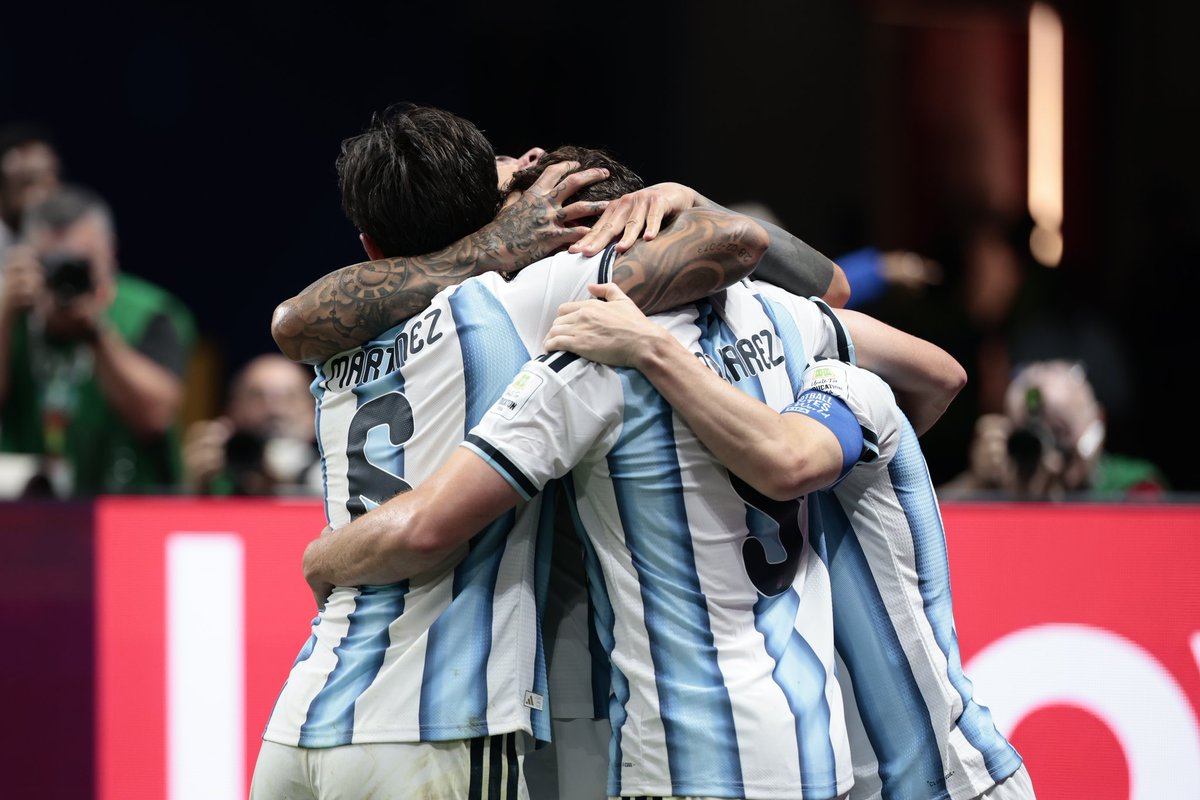 alelartigue's tweet photo. Si el mundo nos quiere bajar, ¡tendrán que seguir esperando! Vamos Selección!!
@Argentina https://t.co/JSjLi8MOzq