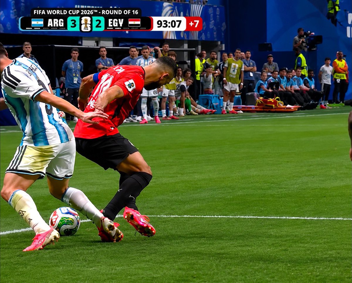 zonamxoficial's tweet photo. De nuevo…la polémica se hizo presente.

A Egipto le anularon un gol por una falta previa que el VAR mandó a llamar… pero en el 3-2 de Argentina, los Egipcios le recriminaron al árbitro dos jugadas previas, una posible falta sobre Salah y un empujón/jaloneo sin balón sobre otro futbolista egipcio…

El tema aquí es que ambas “faltas” eran en el área, de haberse marcado algún de ellas, significaría no solo anular el gol sino marcar penal a favor de Egipto.

Al final el VAR no intervino ni mandó a llamar al árbitro.