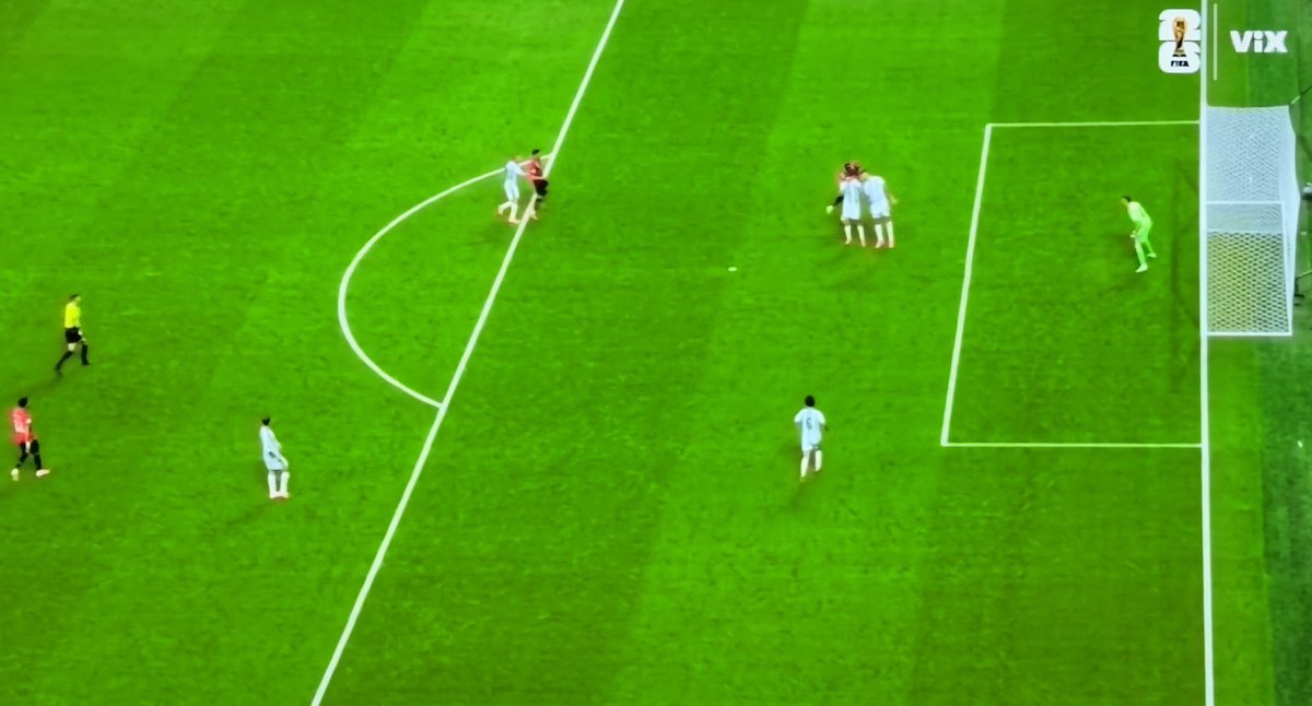zonamxoficial's tweet photo. De nuevo…la polémica se hizo presente.

A Egipto le anularon un gol por una falta previa que el VAR mandó a llamar… pero en el 3-2 de Argentina, los Egipcios le recriminaron al árbitro dos jugadas previas, una posible falta sobre Salah y un empujón/jaloneo sin balón sobre otro futbolista egipcio…

El tema aquí es que ambas “faltas” eran en el área, de haberse marcado algún de ellas, significaría no solo anular el gol sino marcar penal a favor de Egipto.

Al final el VAR no intervino ni mandó a llamar al árbitro.