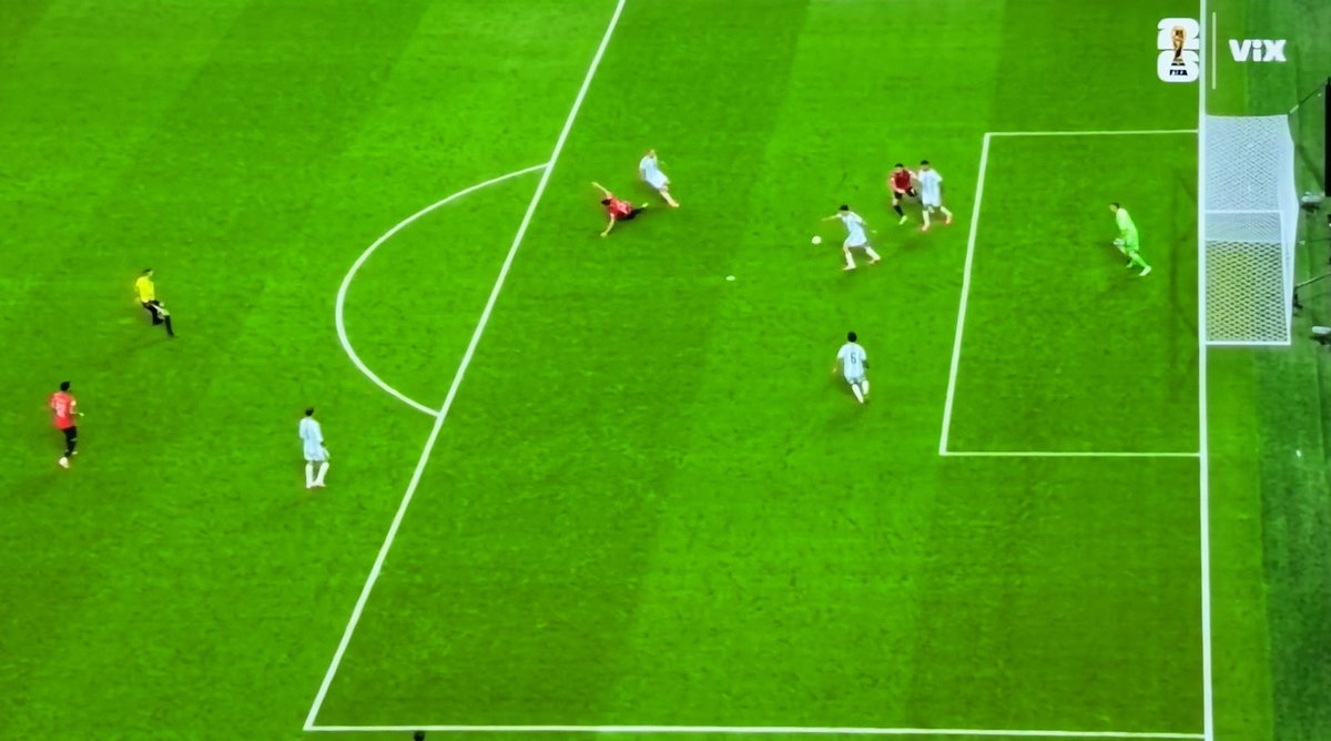 zonamxoficial's tweet photo. De nuevo…la polémica se hizo presente.

A Egipto le anularon un gol por una falta previa que el VAR mandó a llamar… pero en el 3-2 de Argentina, los Egipcios le recriminaron al árbitro dos jugadas previas, una posible falta sobre Salah y un empujón/jaloneo sin balón sobre otro futbolista egipcio…

El tema aquí es que ambas “faltas” eran en el área, de haberse marcado algún de ellas, significaría no solo anular el gol sino marcar penal a favor de Egipto.

Al final el VAR no intervino ni mandó a llamar al árbitro.