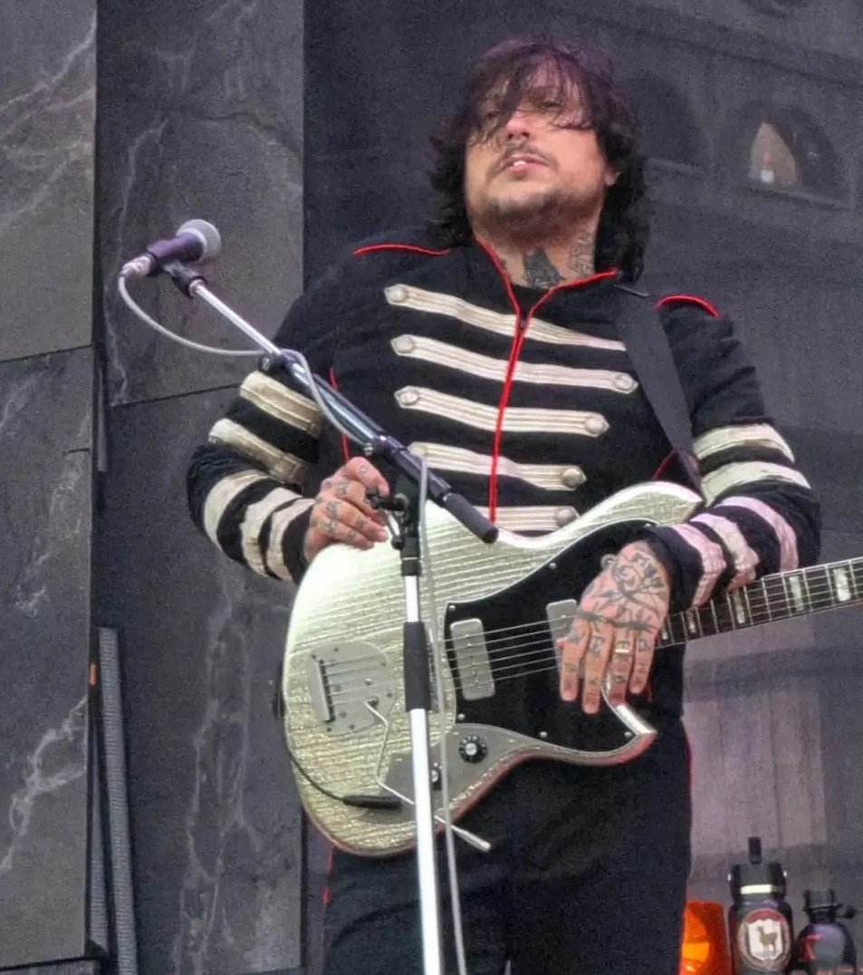 s0mn0lentt's tweet photo. yes please Mr. Iero 🛐🖤 https://t.co/skxNNivVzt