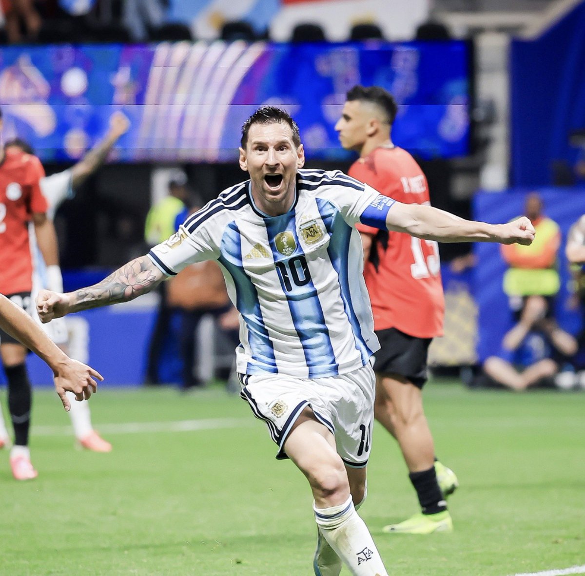 wearefootb's tweet photo. 🇦🇷 FULL-TIME: Argentina 3-2 Egypt 🇪🇬

🐐 Lionel Messi inspired another unforgettable comeback, recording 1 goal and 1 assist as Argentina overturned the deficit to book their place in the 2026 FIFA World Cup quarter-finals! ⚽🎯🔥

⭐ Just when extra time looked inevitable, Enzo Fernández struck a dramatic last-gasp winner, sending the Argentine fans into wild celebrations! 💙🤍⏱️🚀

🇪🇬 Egypt produced a spirited display and pushed the world champions all the way, but heartbreak struck in the dying moments. 👏💔

🏆 Argentina march on... and with Messi leading the way, their World Cup dream remains alive! 🌟🇦🇷

#FIFAWorldCup #WorldCup2026 #ARGEGY #Argentina #Egypt #Messi #LionelMessi #EnzoFernandez #Football #QuarterFinals
