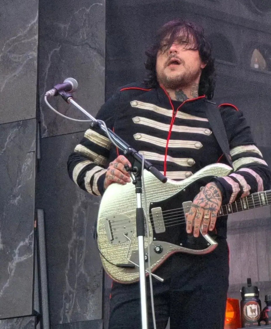 s0mn0lentt's tweet photo. yes please Mr. Iero 🛐🖤 https://t.co/skxNNivVzt