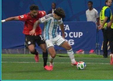 Bin_S_aeed's tweet photo. شكراً مصر لاعبين و مدربين وجميع الطاقم

انتم لم تواجهو الأرجنتين فقط أنتم واجهتم الفيفا شخصياً

انتم فزتوا بالمباراة

شكراً مصر.. والخزي والعار للفيفا

#مصر_الأرجنتين https://t.co/ULzIxe1Vay