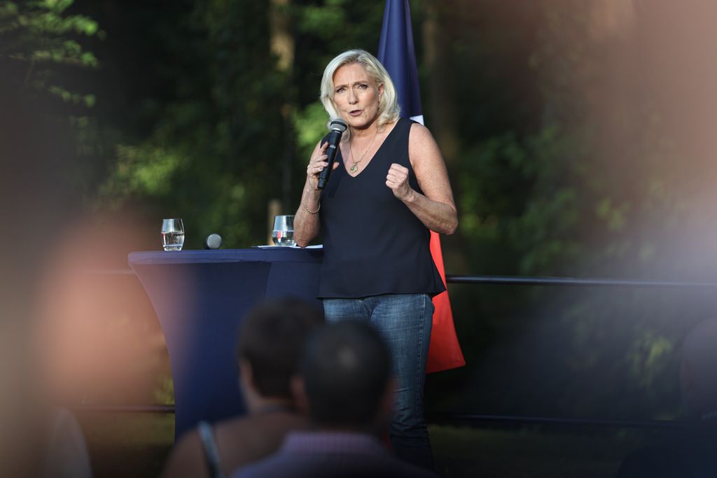 eixopolitico's tweet photo. 🇫🇷 URGENTE: Marine Le Pen anuncia que será candidata à Presidência da França mesmo com tornozeleira eletrônica.

Ela foi condenada nesta terça-feira a três anos de prisão, sendo um deles com tornozeleira eletrônica. Apesar da condenação, a Justiça manteve a possibilidade de Le Pen disputar a eleição.