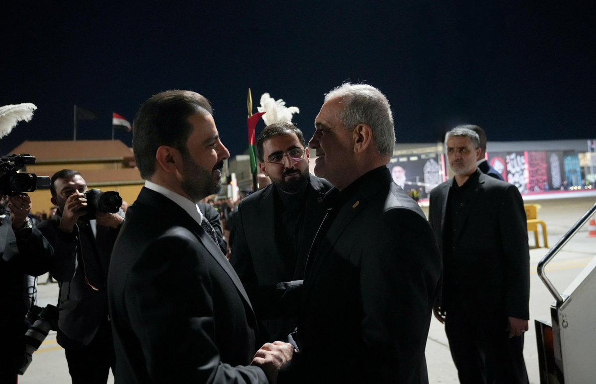 IraqiPMO's tweet photo. استقبل رئيس مجلس الوزراء السيد علي فالح الزيدي، اليوم الثلاثاء، في محافظة النجف الاشرف الرئيس الإيراني السيد مسعود بزشكيان الذي وصل على رأس وفد رسمي للمشاركة في مراسم تشييع جثمان مرشد الجمهورية الإسلامية الإيرانية المرجع الديني آية الله العظمى السيد علي الحسيني الخامنئي ( قدس سرّه الشريف).

وجدد السيد الزيدي تعزيته الى الشعب الايراني والحكومة باستشهاد السيد الخامنئي، مؤكداً  عمق العلاقات بين البلدين والحرص على تعزيزها وتقويتها في مختلف المجالات. كما أشار سيادته الى مقتضيات المرحلة المقبلة وما تتطلبه من دقّة وحرص في التعامل على جميع المستويات الإقليمية والدولية، من أجل ترسيخ الإستقرار ووقف الصراعات.

من جانبه عبّر السيد بزشكيان عن شكر بلاده للموقف المشرف للحكومة والشعب العراقيين، مشيداً بالجهود الكبيرة والتسهيلات المقدمة لإقامة مراسم التشييع، كما جدد الإعتزاز بعمق العلاقة التي تربط شعبي البلدين، وقدم الدعوة للسيد رئيس الوزراء لزيارة الجمهورية الاسلامية الايرانية، من أجل تفعيل المزيد من أواصر التعاون والشراكة في مواجهة التحديات.