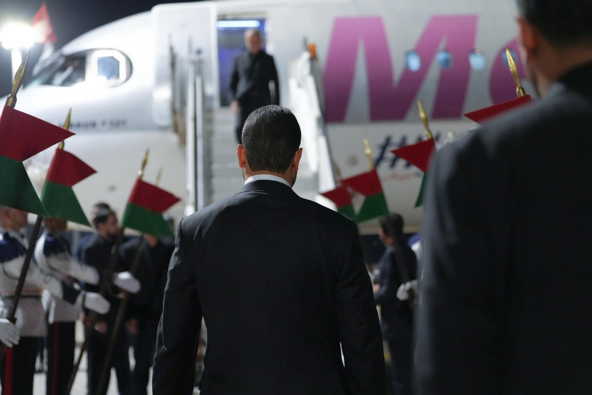 IraqiPMO's tweet photo. استقبل رئيس مجلس الوزراء السيد علي فالح الزيدي، اليوم الثلاثاء، في محافظة النجف الاشرف الرئيس الإيراني السيد مسعود بزشكيان الذي وصل على رأس وفد رسمي للمشاركة في مراسم تشييع جثمان مرشد الجمهورية الإسلامية الإيرانية المرجع الديني آية الله العظمى السيد علي الحسيني الخامنئي ( قدس سرّه الشريف).

وجدد السيد الزيدي تعزيته الى الشعب الايراني والحكومة باستشهاد السيد الخامنئي، مؤكداً  عمق العلاقات بين البلدين والحرص على تعزيزها وتقويتها في مختلف المجالات. كما أشار سيادته الى مقتضيات المرحلة المقبلة وما تتطلبه من دقّة وحرص في التعامل على جميع المستويات الإقليمية والدولية، من أجل ترسيخ الإستقرار ووقف الصراعات.

من جانبه عبّر السيد بزشكيان عن شكر بلاده للموقف المشرف للحكومة والشعب العراقيين، مشيداً بالجهود الكبيرة والتسهيلات المقدمة لإقامة مراسم التشييع، كما جدد الإعتزاز بعمق العلاقة التي تربط شعبي البلدين، وقدم الدعوة للسيد رئيس الوزراء لزيارة الجمهورية الاسلامية الايرانية، من أجل تفعيل المزيد من أواصر التعاون والشراكة في مواجهة التحديات.