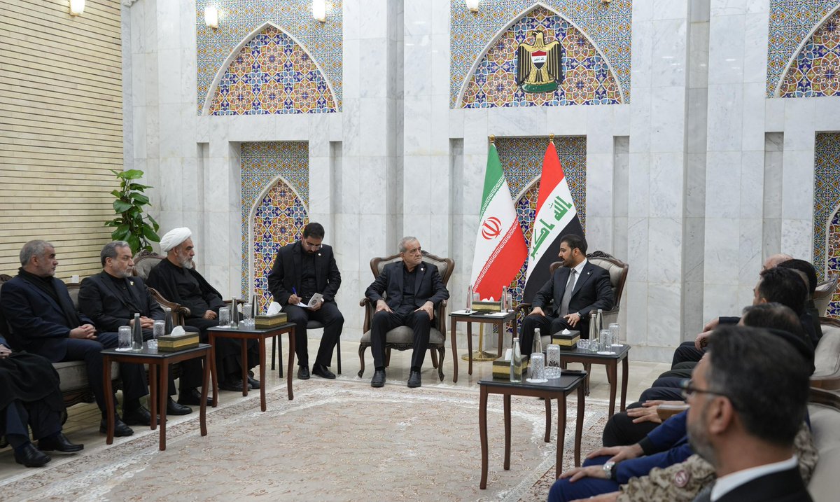 IraqiPMO's tweet photo. استقبل رئيس مجلس الوزراء السيد علي فالح الزيدي، اليوم الثلاثاء، في محافظة النجف الاشرف الرئيس الإيراني السيد مسعود بزشكيان الذي وصل على رأس وفد رسمي للمشاركة في مراسم تشييع جثمان مرشد الجمهورية الإسلامية الإيرانية المرجع الديني آية الله العظمى السيد علي الحسيني الخامنئي ( قدس سرّه الشريف).

وجدد السيد الزيدي تعزيته الى الشعب الايراني والحكومة باستشهاد السيد الخامنئي، مؤكداً  عمق العلاقات بين البلدين والحرص على تعزيزها وتقويتها في مختلف المجالات. كما أشار سيادته الى مقتضيات المرحلة المقبلة وما تتطلبه من دقّة وحرص في التعامل على جميع المستويات الإقليمية والدولية، من أجل ترسيخ الإستقرار ووقف الصراعات.

من جانبه عبّر السيد بزشكيان عن شكر بلاده للموقف المشرف للحكومة والشعب العراقيين، مشيداً بالجهود الكبيرة والتسهيلات المقدمة لإقامة مراسم التشييع، كما جدد الإعتزاز بعمق العلاقة التي تربط شعبي البلدين، وقدم الدعوة للسيد رئيس الوزراء لزيارة الجمهورية الاسلامية الايرانية، من أجل تفعيل المزيد من أواصر التعاون والشراكة في مواجهة التحديات.