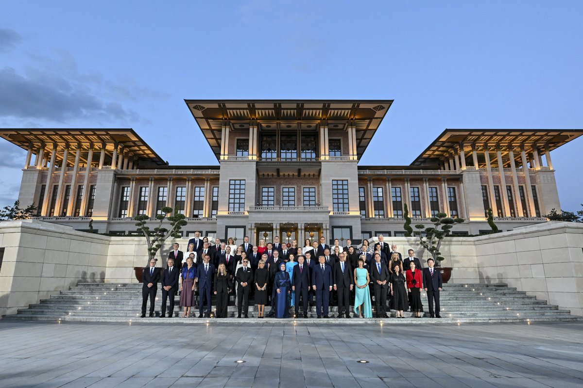 anadoluajansi's tweet photo. Cumhurbaşkanı Erdoğan ve eşi Emine Erdoğan'ın ev sahipliğinde NATO Zirvesi için Ankara'da bulunan devlet ve hükümet başkanları ile eşleri onuruna Cumhurbaşkanlığı Külliyesi'nde resepsiyon düzenlendi

▪️ Resepsiyonda aile fotoğrafı çekildi

https://t.co/jsU2ECylOn https://t.co/I51O2sH6AS