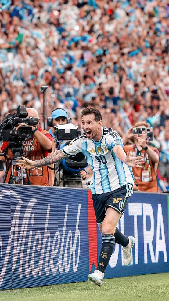 frangeadaa's tweet photo. No tengo palabras de agradecimiento hacia vos. Años de felicidad, no te merecías irte así. Hoy no fue tu mejor partido y aún así apareciste. Hoy me diste la posibilidad de gritar un otro gol tuyo con el alma y abrazarme con mi viejo y te lo voy a agradecer siempre. Te amo Lionel. https://t.co/muCrBzgk6w