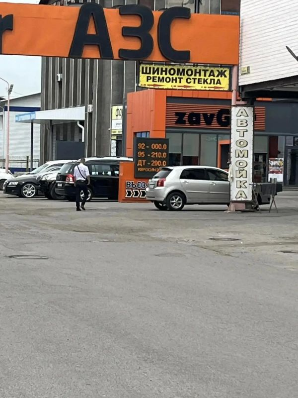 delfoo's tweet photo. In Barnaul in Altai kray prices of gasoline today at independent gas stations have reached 210 rubles per liter for gasoline AI-95 and 200 rubles per liter for diesel. Barnaul is another place where empty shelves at super markets were seen over the weekend. https://t.co/AAUOfAttRF