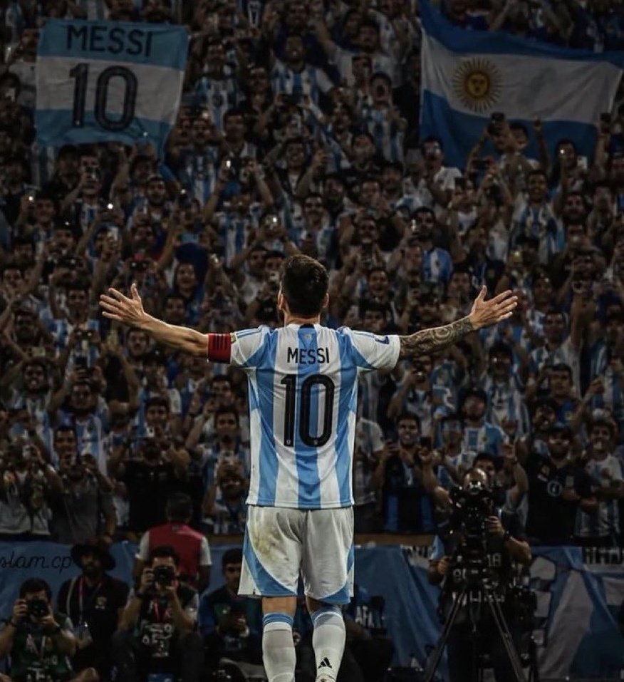 rovicente76's tweet photo. Que afortunados somos de ser contemporáneos a MESSI!!!
🇦🇷💙 https://t.co/TAGz2Z5zRv