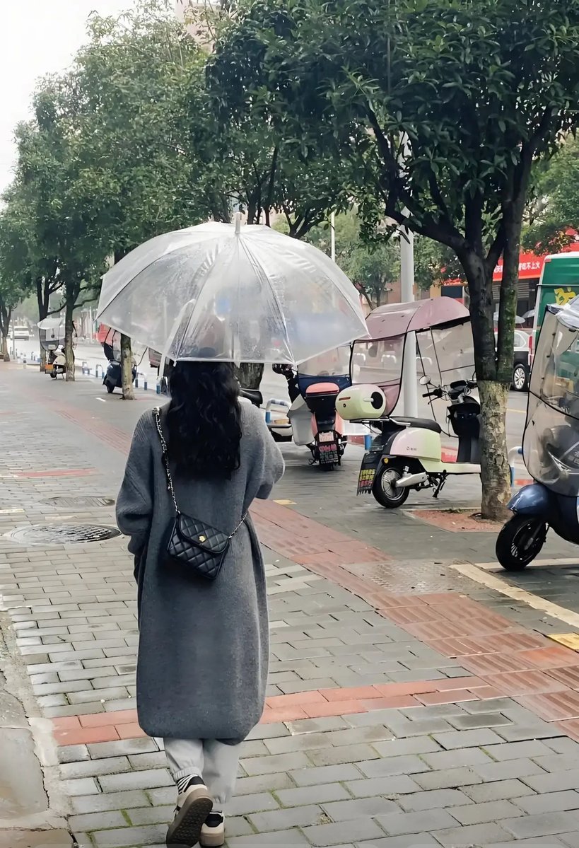Prinzessin1998's tweet photo. A stranger held the door for me in the rain today and slipped a warm tea into my hand without a word. Small acts that turn a rough day around https://t.co/I6oISAETbA
