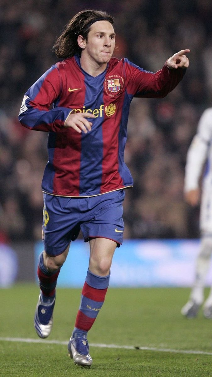 gonzaloferreyr's tweet photo. Estaba jugando uno de los peores partidos de su carrera y se tiró a la derecha como cuando tenía 20 años. Hoy lo dio vuelta el pibe que se fue Barcelona a cumplir su sueño.

Una de las muestras de amor propio más grandes de la historia del deporte.

El mejor, el más inteligente, el tipo con más pelotas de esta galaxia.